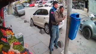 Sultangazide Zabıtadan genç adama hayat kurtaran heimlich manevrası