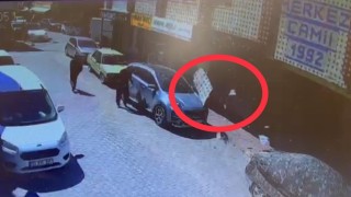 Sürücü içindeyken otomobilin üzerine fayans ve sıva düştü: O anlar kamerada