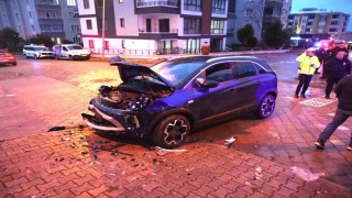 SUV araç ile otomobil çarpıştı: 6 yaralı