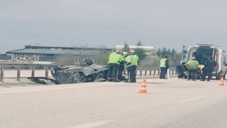 Takla atan otomobildeki karı koca yaralandı