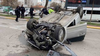 Takla atıp hurdaya dönen otomobilden burnu bile kanamadan kurtuldu