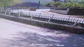 Taksi ile motosiklet kafa kafaya çarpıştı: Kaza kamerada