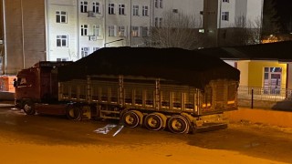 Talaş yüklü tırdan yükselen duman korkuttu