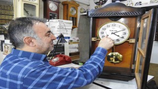 Tarihe tanıklık etmiş saatleri 10 metrekarelik dükkanında tamir ediyor