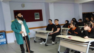 Tarihi karakterleri sınıfta öğrencileriyle buluşturuyor