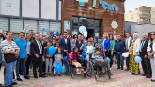 Tarsusta çocuklar gökyüzüne balon bıraktı