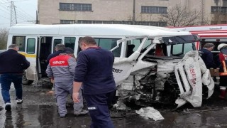 Tavşanlıda işçi servisi tıra çarptı: 9 yaralı