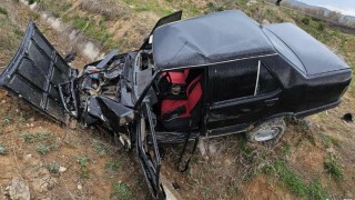 Tavşanlıda Tofaş otomobil su kanalına uçtu: 1 yaralı