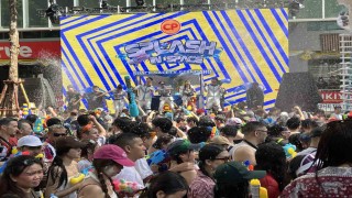 Taylandda Songkran Su Festivali renkli görüntülerle başladı