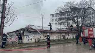 Tekirdağda metruk bina alev alev yandı