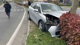 Tekirdağda refüje çıkan otomobil ağaca çarptı: 3 yaralı