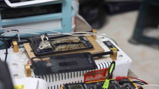 Telefon bataryası bomba gibi patladı, panik anı kamerada