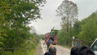 Tellere takılan tır interneti çökertti, trafiği felç etti