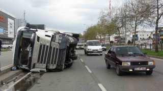 Temizlik malzemesi yüklü tır devrildi: 1 yaralı