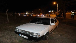 Ters yönden giden motosiklet otomobile çarptı: 1 yaralı