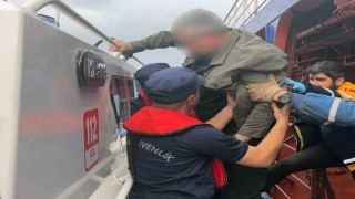 Ticari gemide rahatsızlanan vatandaşa tıbbi tahliye