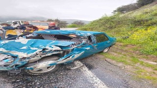 Tıra çarpan Fiat Tofaş otomobil kağıt gibi ezildi