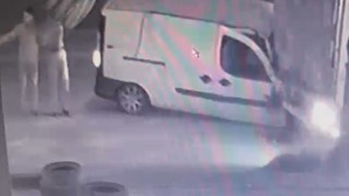 Tırın altına giren araçtan kendi imkanlarıyla böyle çıktı