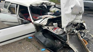 Tırın dorsesine çarpan otomobildeki çift ağır yaralandı