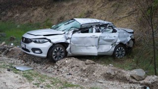 Tırın dorsesinin çarptığı otomobil şarampole savruldu: 4 yaralı