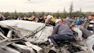 Tırla çarpışan otomobil kağıt gibi ezildi: 1 ölü, 1 yaralı