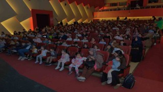 Tiyatronun coşkusu Bursayı sardı