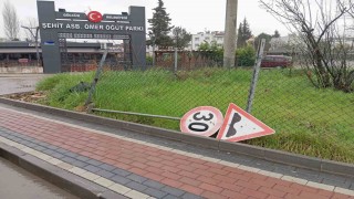 Trafik ve yol levhalarının onarımı yapılıyor