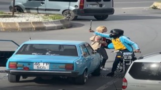 Trafikteki kavga kamerada: Öfkeli sürücü otomobilin camını kırdı