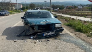 Traktör ile otomobil çarpıştı: 1i çocuk, 3 yaralı