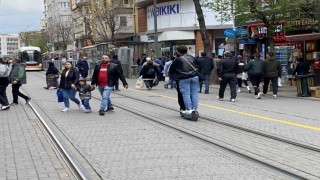 Tramvay yolunda aynı scootera binen 2 kişi önlerine gelene zil çaldı