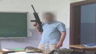 Tüfekle sınıfta poz veren müdür yardımcısına inceleme başlatıldı