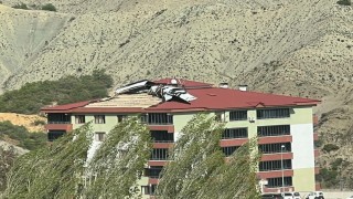 Tuncelide etkili olan fırtına çatıları uçurdu