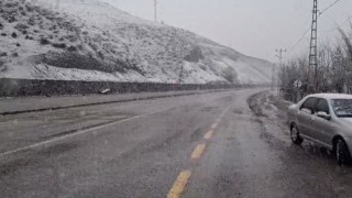Tuncelide, nisan ayında kar yolları kapattı