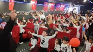 Tuncelide öğrenciler Gezen Sinema ile doyasıya eğlendi