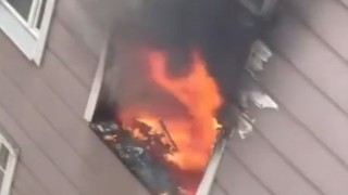 Turgutluda korkutan ev yangını, çocuklar yangın merdiveni ile tahliye edildi!