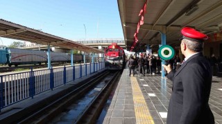 Turistik Diyarbakır Ekspresi treni davul ve zurna ile karşılandı