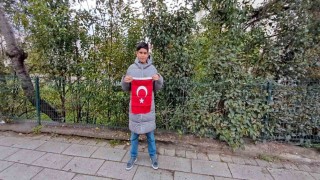 Türk bayrağının üzerindeki karları temizleyen çocuk o anları anlattı