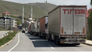 Türkiye-İran sınırında 2 kilometrelik tır kuyruğu