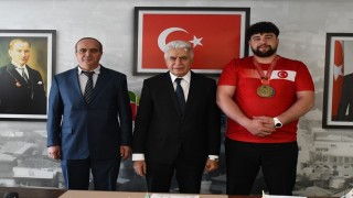 Türkiye şampiyonu milli sporcu Hüyükün gururu oldu