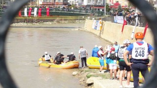 Türkiyenin en hızlı akan Çoruh Nehrinde rafting heyecanı yaşandı