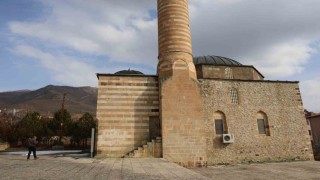 Türkiyenin ilk taşınan tarihi camisi Sungur Bey, cemaatini ağırlamaya devam ediyor
