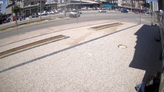 U dönüşü yapmaya hazırlanırken kazaya sebebiyet verdi, hiç bir şey olmamış gibi yoluna devam etti