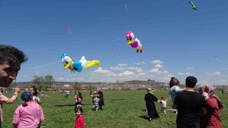 Uçurtma şenliği ile gökyüzü renklendi