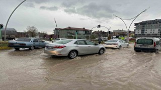 Uşakta sağanak yağış yolları göle çevirdi