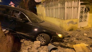 Üsküdarda otomobil evin bahçesine uçtu, sürücü kaçtı