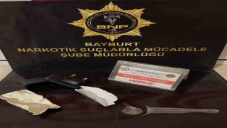Uyuşturucu maddeyi şarj adaptörüne saklayan şüpheli yakalandı