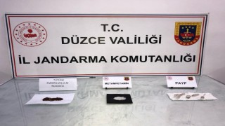 Uyuşturucuyu elleriyle jandarmaya teslim etti