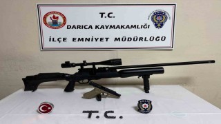 Üzerinden tüfek ve tabanca çıktı