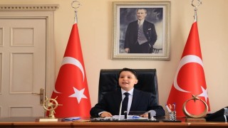 Vali Akbıyık, 23 Nisanda koltuğunu minik öğrencilere devretti
