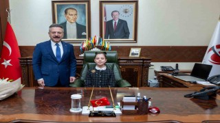 Vali Aksoy 23 Nisanda koltuğunu minik Haticeye devretti